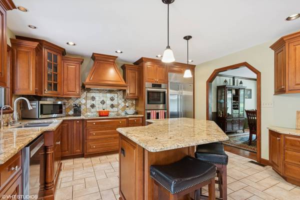 28W520 Pamela CT, West Chicago, IL 60185