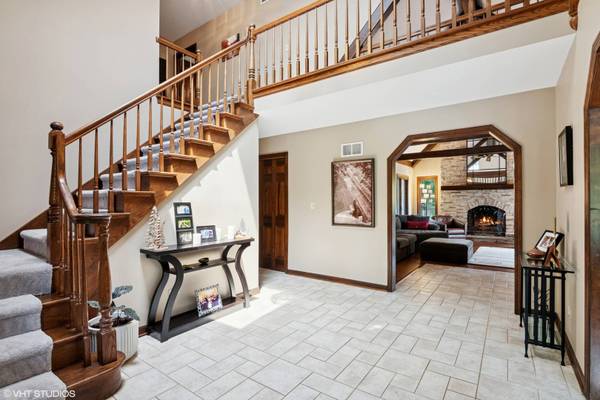 28W520 Pamela CT, West Chicago, IL 60185