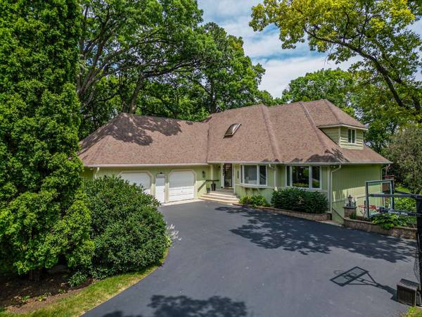 28W520 Pamela CT, West Chicago, IL 60185