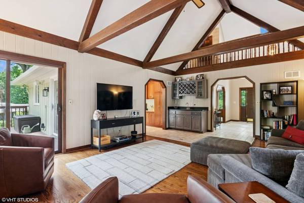 28W520 Pamela CT, West Chicago, IL 60185