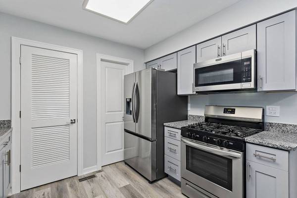 1311 Kingsbury DR #E, Hanover Park, IL 60133