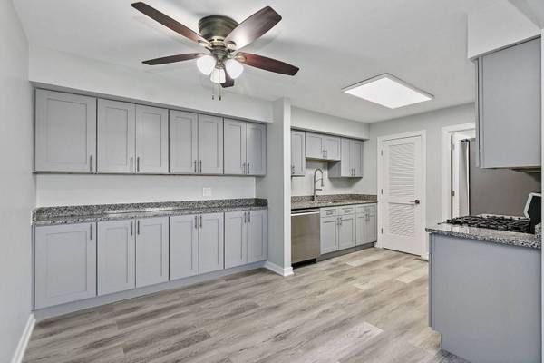 1311 Kingsbury DR #E, Hanover Park, IL 60133