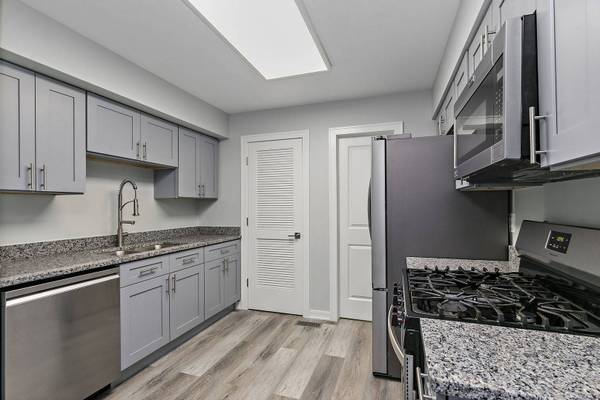 1311 Kingsbury DR #E, Hanover Park, IL 60133