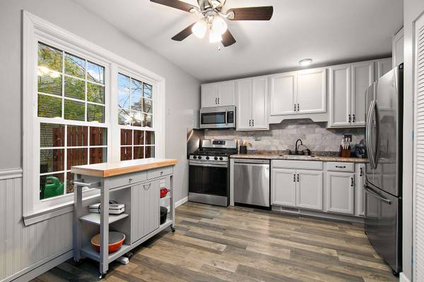 29W477 Blackthorn LN, Warrenville, IL 60555