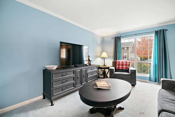 29W477 Blackthorn LN, Warrenville, IL 60555