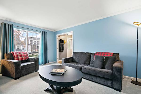 29W477 Blackthorn LN, Warrenville, IL 60555