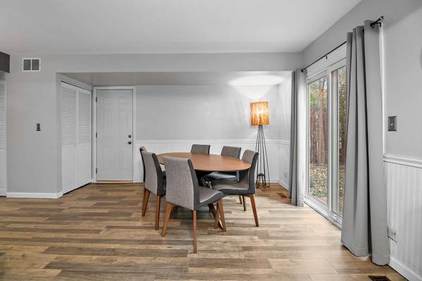 29W477 Blackthorn LN, Warrenville, IL 60555