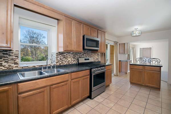 2N603 Virginia AVE, Glen Ellyn, IL 60137