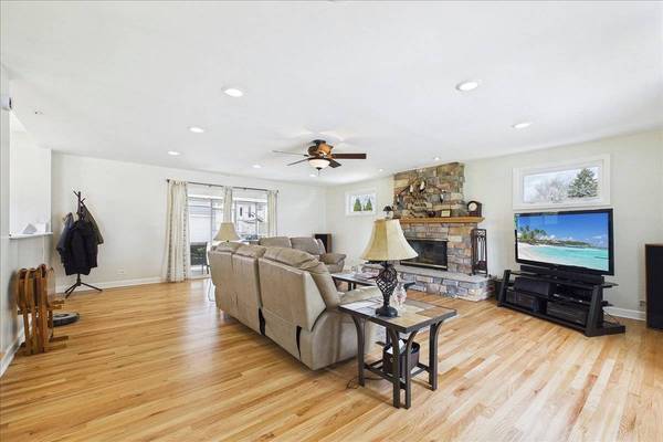 2N548 Pleasant AVE, Glen Ellyn, IL 60137