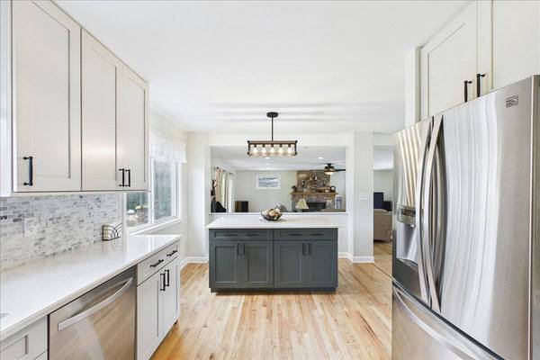 2N548 Pleasant AVE, Glen Ellyn, IL 60137