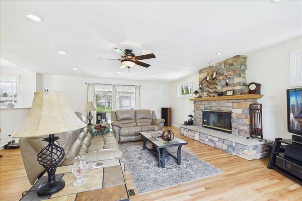 2N548 Pleasant AVE, Glen Ellyn, IL 60137