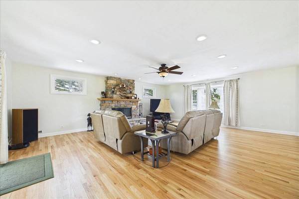 2N548 Pleasant AVE, Glen Ellyn, IL 60137