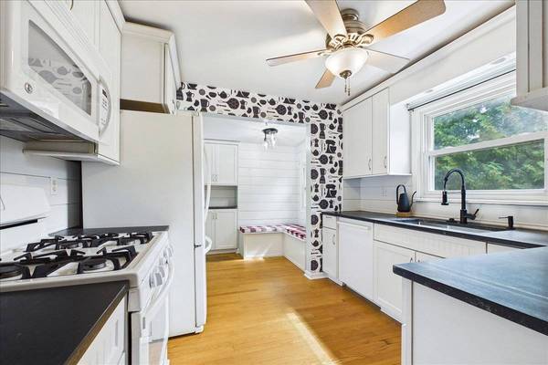67 Grove AVE, Glen Ellyn, IL 60137