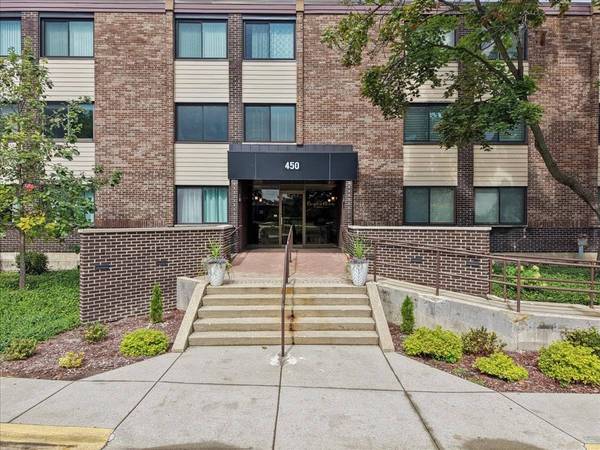 450 Raintree CT #2K, Glen Ellyn, IL 60137