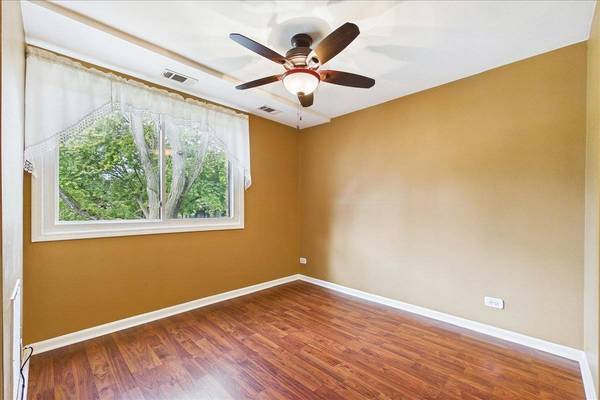 450 Raintree CT #2K, Glen Ellyn, IL 60137