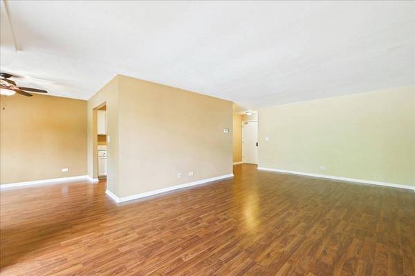 450 Raintree CT #2K, Glen Ellyn, IL 60137