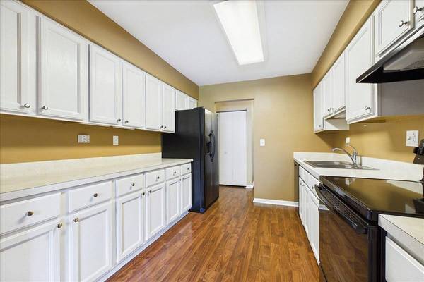 450 Raintree CT #2K, Glen Ellyn, IL 60137