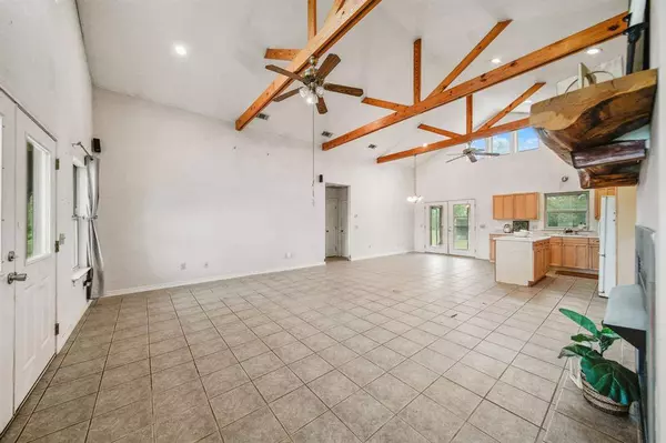 1022 County Road 111, Giddings, TX 78942