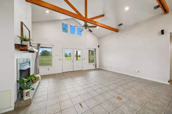 1022 County Road 111, Giddings, TX 78942