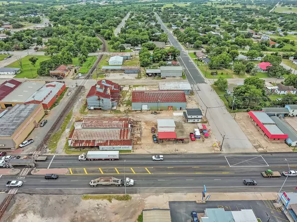 136 S Caldwell-C ST, Giddings, TX 78942