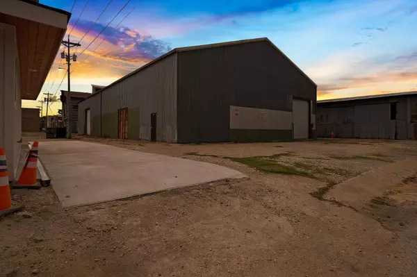 136 S Caldwell-D ST, Giddings, TX 78942