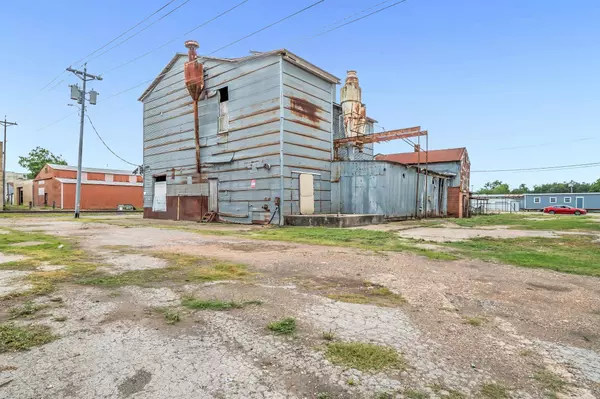 136 S Caldwell-E ST, Giddings, TX 78942