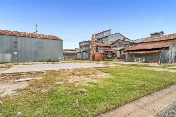 136 S Caldwell-E ST, Giddings, TX 78942