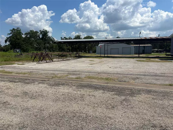 300 W Hempstead-B ST, Giddings, TX 78942