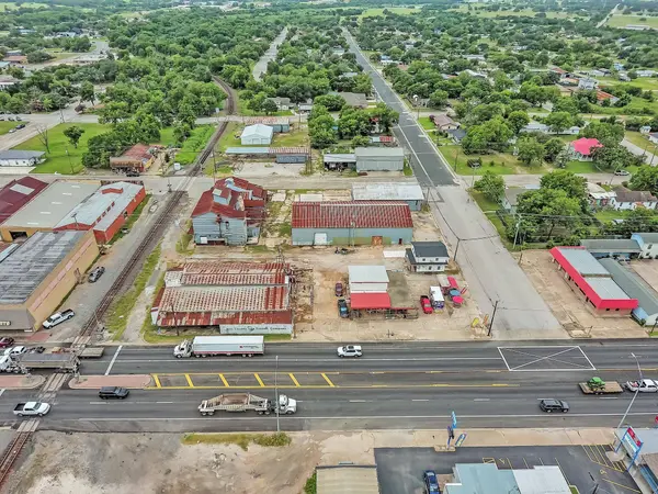 136 S Caldwell-D ST, Giddings, TX 78942