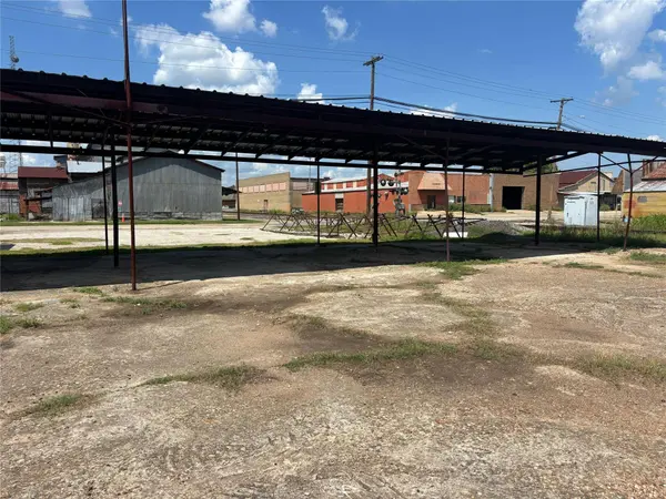 300 W Hempstead-B ST, Giddings, TX 78942