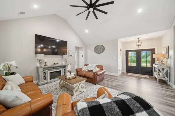 7332 Kurt DR, Brenham, TX 77833