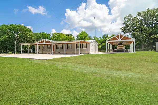 555 Wilder Crest LN, Brenham, TX 77833