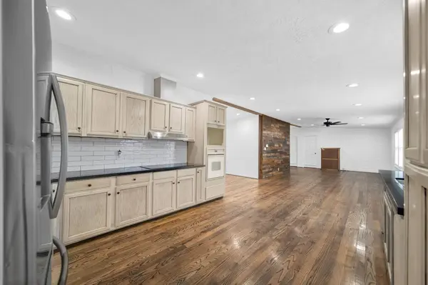 555 Wilder Crest LN, Brenham, TX 77833