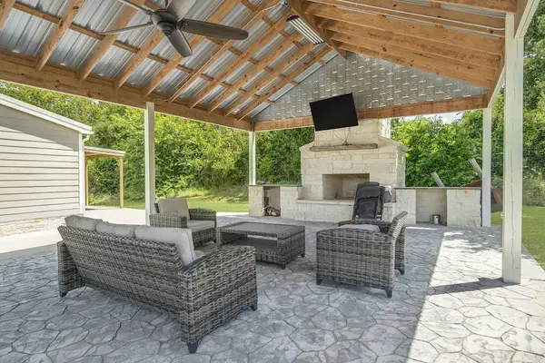 555 Wilder Crest LN, Brenham, TX 77833