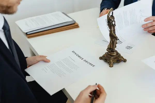 Selling Your House During a Divorce: What to Expect and How to Choose the Right Broker in Washington State