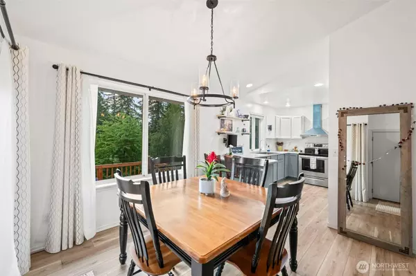 90 E Treasure Island DR, Allyn, WA 98524