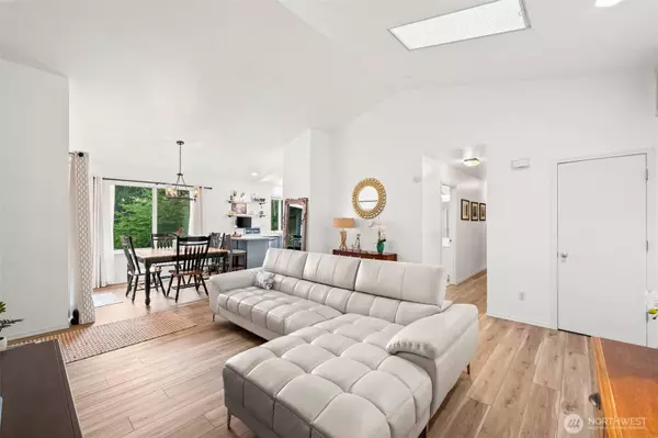 90 E Treasure Island DR, Allyn, WA 98524