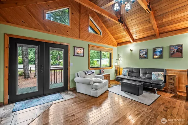 21 N Gadwall PL N, Hoodsport, WA 98548