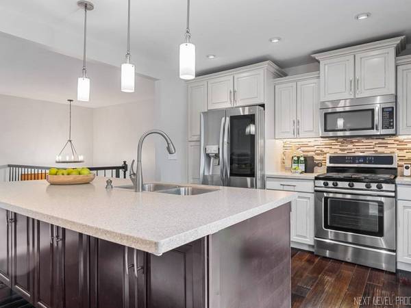 259 Cunningham LN, Bloomingdale, IL 60108