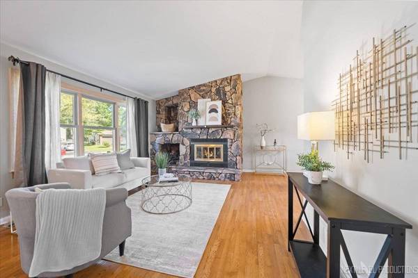 3011 Scenicwood LN, Woodridge, IL 60517