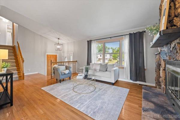 3011 Scenicwood LN, Woodridge, IL 60517