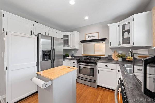 3011 Scenicwood LN, Woodridge, IL 60517