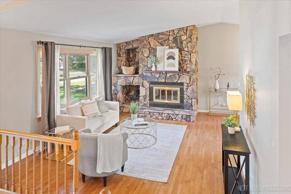 3011 Scenicwood LN, Woodridge, IL 60517