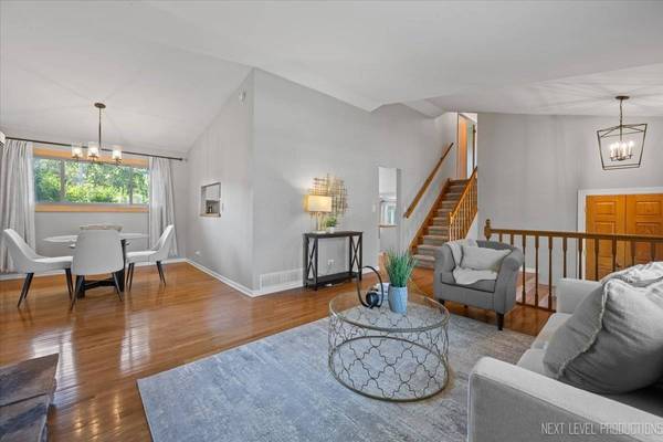 3011 Scenicwood LN, Woodridge, IL 60517