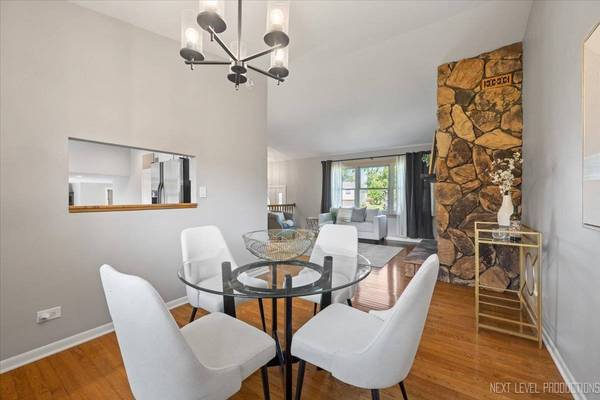 3011 Scenicwood LN, Woodridge, IL 60517