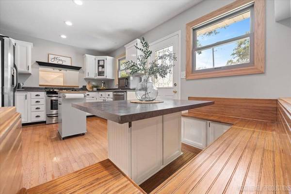 3011 Scenicwood LN, Woodridge, IL 60517