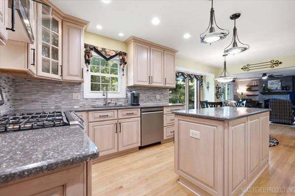 1129 Sunnybrook DR, Naperville, IL 60540