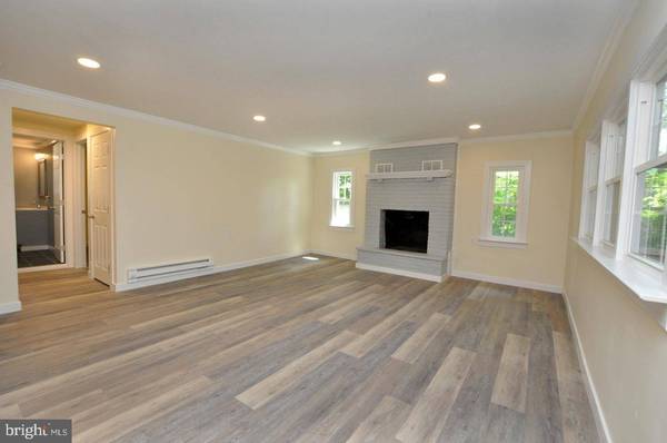 5 ROBERTS, Eastampton, NJ 08060