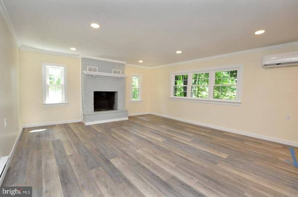 5 ROBERTS, Eastampton, NJ 08060