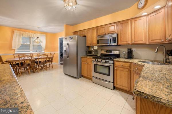 621 S FORKLANDING RD, Maple Shade, NJ 08052